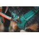 Nahaufnahme eines Hundegeschirrs in Türkis mit einer orangefarbenen Leine, mit einem Metallclip, der mit "RUFFWEAR" beschriftet ist.