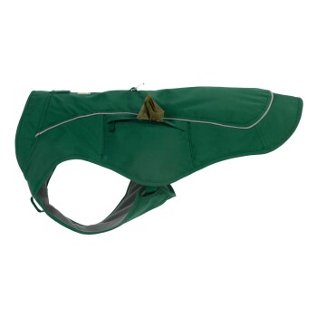 Grüner Hunderegenmantel mit reflektierenden Besätzen und einer Tasche für Kotbeutel, auf einem weißen Hintergrund präsentiert.