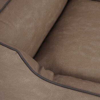 Nahaufnahme eines weichen, braunen Haustierbettes mit einer strukturierten Oberfläche und kontrastierenden dunklen Paspeln entlang der Kanten.