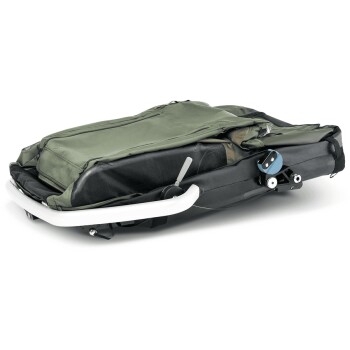 Eine gefaltete Tragetasche für Haustiere mit einem grünen Stoffbezug und einem schwarzen Boden, ausgestattet mit einem weißen Griff und verstellbaren Komponenten.