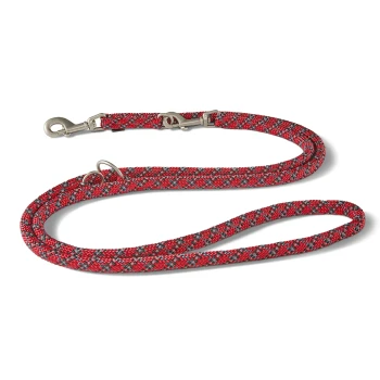 Rot-grau geflochtene Hundeleine mit Metallclips und Ringen, Schlaufenhandgriff, auf weißem Hintergrund.