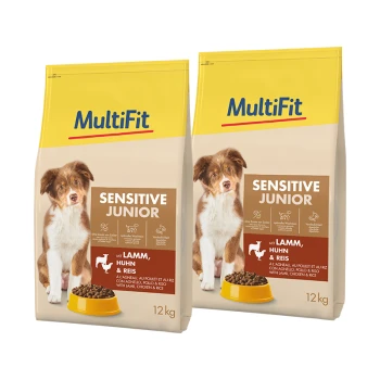 Zwei 12-kg-Säcke MultiFit Sensitive Junior Hundefutter mit Lamm, Huhn und Reis, mit einem Hund und einer gelben Futterschale.