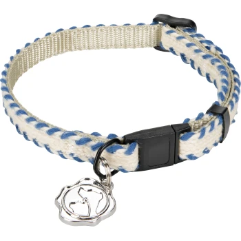 Un collier pour animaux de compagnie élégant avec une base crème et des accents tissés bleus, équipé d'une boucle noire et d'un charme en argent.
