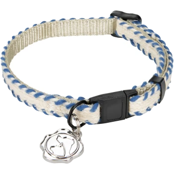 Ein stilvoller Haustierhalsband mit einer cremefarbenen Basis und blauen gewebten Akzenten, ausgestattet mit einer schwarzen Schnalle und einem silbernen Charm.