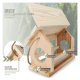 Holz-Vogelfutterspender mit klappbarem Dach, Futterplattform, Apfelhalter und Knödelhalter, vor einem Waldhintergrund.