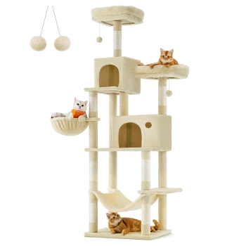 Ein beiger Katzenbaum mit drei Katzen: eine weiße Katze in einer Hängematte, eine orange Katze oben und eine andere, die unten entspannt, mit zwei Pompons darüber.