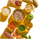 Ein leuchtend gelber Hintergrund zeigt die Zutaten für Tierfutter: Trockenfutter, Reis, Erbsen, Gemüse, Hähnchen, Süßkartoffel, Karotten, Apfel und Öl.