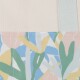 Bunte Haustier-Tragetasche mit einem floralen Muster in Pastellfarben, mit hellblauen, grünen, rosa und gelben Blättern.
