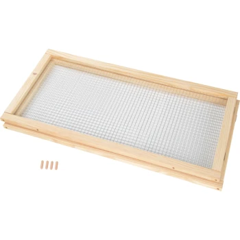 Holz-Haustiergehege mit einem Drahtgitteroberteil und vier Holzpfählen daneben.