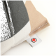 Nahaufnahme einer Ecke eines Haustierbettes mit modernem geometrischem Design in Beige, Grau und Weiß, mit einem kleinen Etikett, das ein Ahornblatt-Logo zeigt.