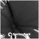 Nahaufnahme eines schwarzen Haustierbettstoffs mit einem Knopfdetail, mit dem Logo "Doctor Bark" und dem Text "MADE IN GERMANY."