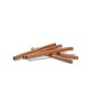 Een stapel bruine hond kauwstokken gerangschikt op een witte achtergrond, die hun cilindrische vorm en textuur toont.