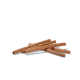 Ein Haufen brauner Hundekau-Sticks, die auf einem weißen Hintergrund angeordnet sind, und ihre zylindrische Form und Textur zeigen.