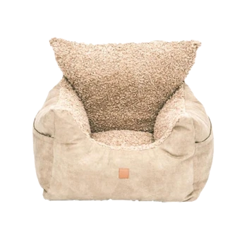 Beige Plüsch-Haustierbett mit hohem, Sherpa-gefüttertem Rücken, gepolsterten wildlederähnlichen Seiten und kleinem quadratischem Lederetikett.