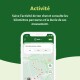 Smartphone affichant une application de suivi d'activité pour animaux avec une carte, des périodes d'activité, et un texte sur le suivi des mouvements d'un chat.