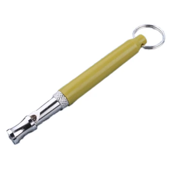 Eine gelbe Hundepfeife mit einer silbernen Metallspitze und Schlüsselringbefestigung, entworfen für das Training von Haustieren.