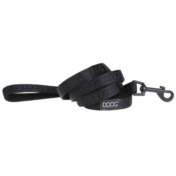 Schwarze Hundeleine mit strukturiertem Design, mit einem stabilen Clip und einem kleinen Logo-Etikett, das "DOOG" liest.