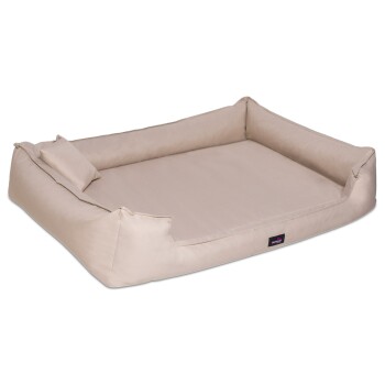 Ein elegantes, helles Hundebett mit einer weichen Textur, mit einem schwarzen Etikett, das 'tierlando' liest, und einem entspannten Hund, der darauf liegt.