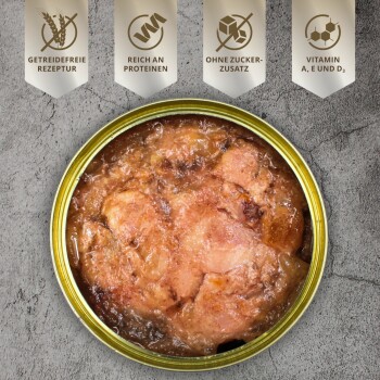 Dose mit Haustierfutter, die eine Fleischmischung zeigt, mit Etiketten, die angeben, dass es getreidefrei, proteinreich, ohne Zuckerzusatz und mit den Vitaminen A, E und D3 versehen ist.