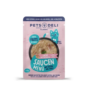 Nassfutterbeutel für Katzen mit Lachs und Brokkoli, beschriftet mit "Saucen Menü mit extra viel Sauce," geeignet für erwachsene Katzen.