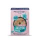 Pochette de nourriture humide pour chat contenant du saumon avec des brocolis, étiquetée "Saucen Menü mit extra viel Sauce," adaptée aux chats adultes.