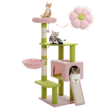 Ein bunter Katzenbaum mit zwei verspielten Katzen, einer orangefarbenen oben und einer grauen, die auf einer grünen Plattform liegt, mit einem rosa blütenförmigen Kissen.