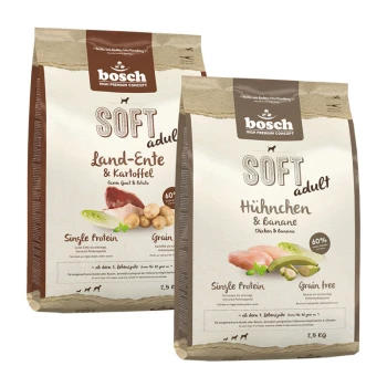 Zwei 2,5 kg Beutel Bosch Hundefutter mit der Aufschrift "SOFT adult" in den Geschmacksrichtungen Ziegenfleisch & Kartoffel und Hähnchen & Banane, beide getreidefrei.