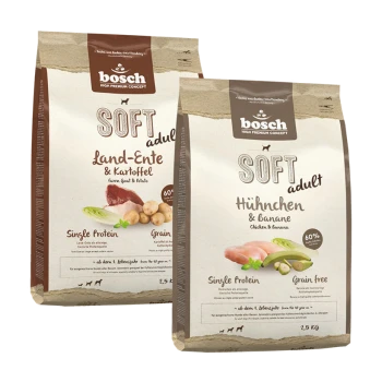 Zwei 2,5 kg Beutel Bosch Hundefutter mit der Aufschrift "SOFT adult" in den Geschmacksrichtungen Ziegenfleisch & Kartoffel und Hähnchen & Banane, beide getreidefrei.