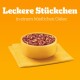 Schüssel mit Tierfutter mit Stückchen in Gelee, auf einer gelben Serviette, mit dem Text "Leckere Stückchen in einem köstlichen Gelee" darüber.