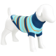 Weißes Hundemannequin trägt einen blau-, hellblau- und orange gestreiften gestrickten Rollkragen-Hundepullover.