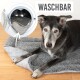 Ein grauer Hund liegt auf einer weichen Haustierdecke, während eine Waschmaschine die Decke darin zeigt. Der Text lautet "WASCHBAR."