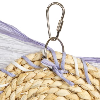 Nahaufnahme eines gewebten Haustier-Spielzeugs aus natürlichen Materialien, mit einem Metallclip zum Aufhängen und dekorativen lila und weißen Akzenten.