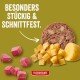 Fleisch-und-Kartoffel-Futterpastete, rohe Rindfleischwürfel und Kartoffelstücke; Text 'BESONDERS STÜCKIG & SCHNITTFEST.' 'FLEISCHESLUST'.