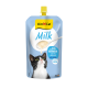 Kieszonka GimCat Milk z żółtą zakrętką, łyżeczka kapie mlekiem nad kotem w umaszczeniu smokingowym; etykiety: GimCat, Milk, 99% Vollmilch, lactose-reduced.