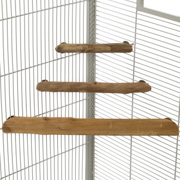 Holzstangen, die in einem Vogelkäfig angeordnet sind, mit drei horizontalen Stangen, die an einem Metallrahmen befestigt sind.