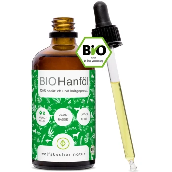 Drei Flaschen Bio-Hanföl für Haustiere, gekennzeichnet "BIO Hanföl", mit einem grünen Design, das Blätter und Tiere zeigt, neben einer Pappschachtel.