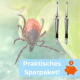 Zecke auf einem Blatt neben zwei Metall-Zeckenzangen und blauem Banner mit der Aufschrift 'Praktisches Sparpaket!' und Sparschweinsymbol.