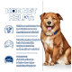 Ein brauner Hund sitzt vor einem blauen Hintergrund, mit Text, der die Vorteile eines bestimmten Hundefutters zur Verbesserung der Haut und zur Unterstützung bei Allergien beschreibt.