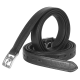 Schwarze Leder-Hundeleine, ordentlich aufgerollt, mit einer silbernen Metallschnalle und dem eingeprägten "EQUINATE" auf dem Griff.