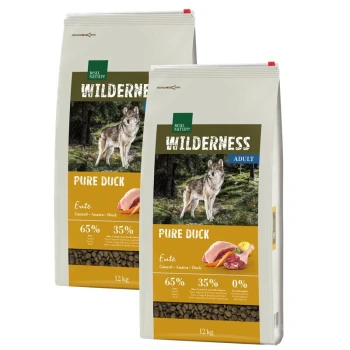 Zwei Säcke Hundefutter mit dem Etikett "Wilderness Pure Duck," mit einem Wolfbild, 65% Ente und 35% andere Zutaten, jeweils 12 kg.
