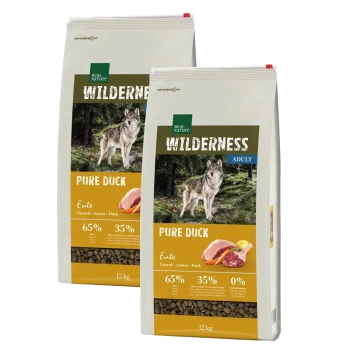 Zwei Säcke Hundefutter mit dem Etikett "Wilderness Pure Duck," mit einem Wolfbild, 65% Ente und 35% andere Zutaten, jeweils 12 kg.