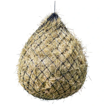 Hängendes Heunetz, gefüllt mit getrocknetem Heu, entworfen für die Fütterung von Pferden oder anderem Vieh.