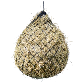 Hängendes Heunetz, gefüllt mit getrocknetem Heu, entworfen für die Fütterung von Pferden oder anderem Vieh.