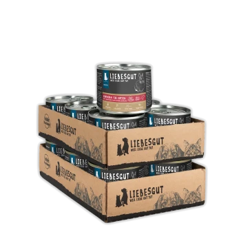 Gestapelte Pappschachteln mit LIEBESGUT Nassfutterdosen für Katzen mit schwarzen Etiketten; sichtbarer Text 'LIEBESGUT' und 'WEIL LIEBE GUT TUT'.