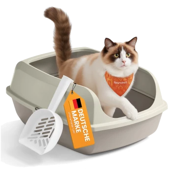 Katze in einer beigen Katzentoilette mit weißer Schaufel und einem orangefarbenen Etikett mit der Aufschrift „DEUTSCHE MARKE“ sowie „Feandrea“ auf dem Halstuch der Katze.