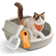 Katze in einer beigen Katzentoilette mit weißer Schaufel und einem orangefarbenen Etikett mit der Aufschrift „DEUTSCHE MARKE“ sowie „Feandrea“ auf dem Halstuch der Katze.