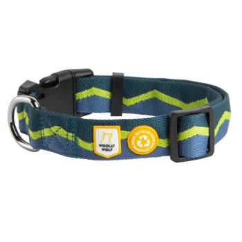 Halsband Horizon Deep Teal Mix S Halsband für Hunde mit blau-grünem Zickzackmuster und schwarzem Schnallenverschluss, mit einem "Woolly Wolf"-Logo und einem Recyclingmaterial-Abzeichen.