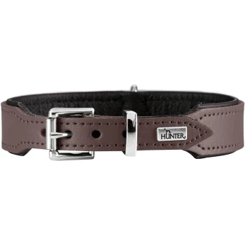 Braunes Lederhalsband mit schwarzer Polsterung, silberner Schnalle und Metallanhänger mit HUNTER-Logo.