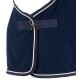 Marineblaue Fleece-Pferde-Decke mit weißem Rand, ausgestattet mit einem sicheren Schnallenverschluss und einem Etikett mit der Aufschrift "EQUIMATE."