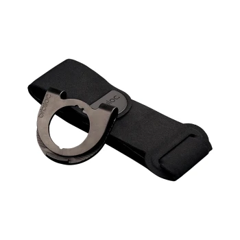 Schwarze Haustierhalsbandbefestigung mit einem runden Clip, entworfen zum Sichern von Anhängern oder Zubehör, auf einem weißen Hintergrund präsentiert.